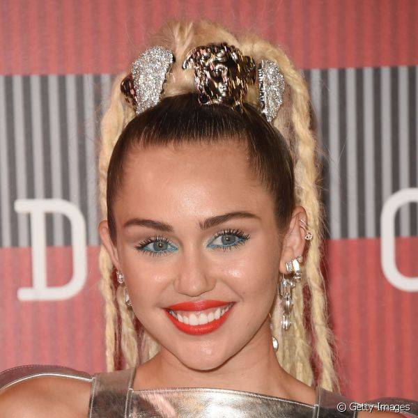 O delineado verde água foi o escolhido para contornar os olhos de Miley Cyrus durante o VMA 2015
